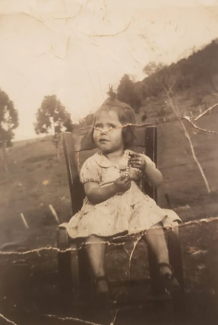 Foto de criança antes da restauração