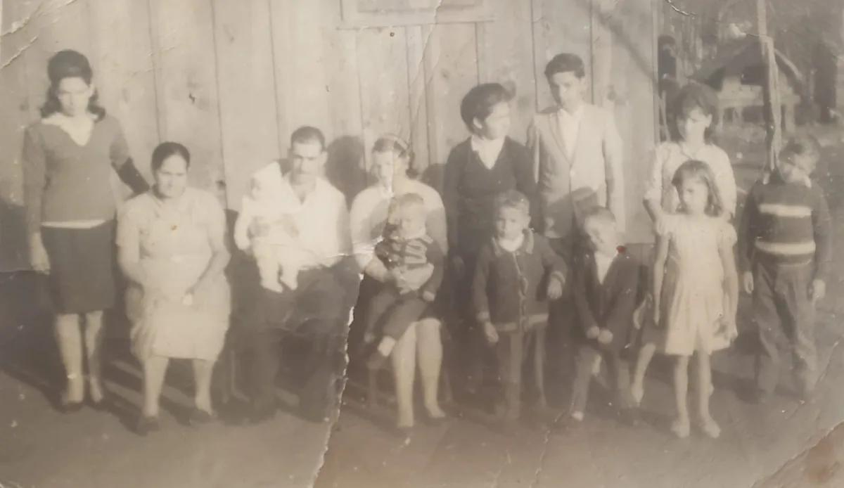 Foto de família antiga em preto e branco antes da restauração com IA